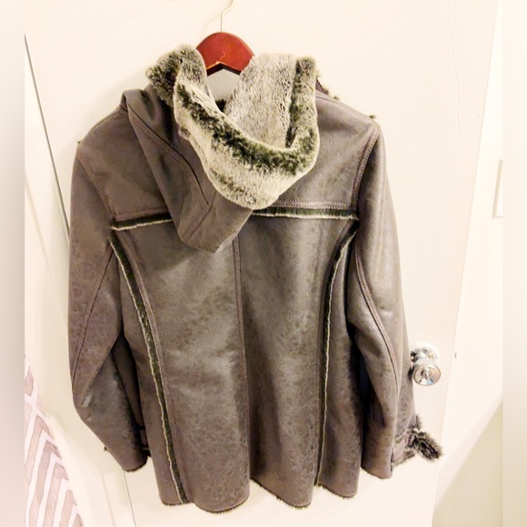 Women’s Faux Fur Coat - Picture 6 of 6